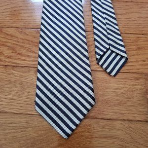 Arrow striped silk tie